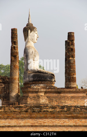 Grand Bouddha assis statue au Wat Mahathat au parc historique de Sukhothai en Thailande Banque D'Images