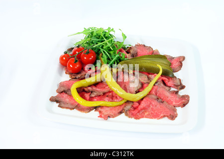 Roastbeef avec cornichon et de piment sur fond blanc Banque D'Images