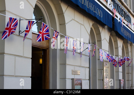 Bunting suspendus dans les rues de Warwick commémorant Saint Georges jour et le Mariage Royal Banque D'Images