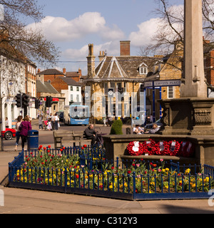 La Place, War Memorial et St. Mary's Place, Market Harborough, Leicestershire, England, UK Banque D'Images