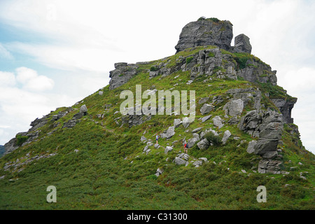 Deux marcheurs randonnées Castle Rock sur la côte sud-ouest près du chemin de la Vallée des roches dans le Nord du Devon England UK Banque D'Images