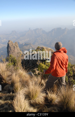 Montagnes du Simien, le nord de l'ETHIOPIE : UN trekker se tient devant les buttes et mesas vu du point de vue de l'IMET Gogo. Banque D'Images