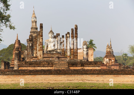 Grand Bouddha assis et debout Budda au Temple de Wat Mahathat Ruines du Parc historique de Sukhothai, Thaïlande Banque D'Images