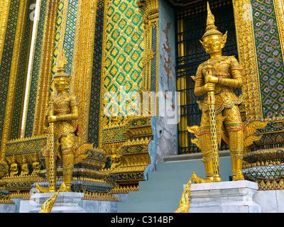 Protection des statues dans le Temple du Bouddha d'Émeraude, Bangkok, Thaïlande Banque D'Images