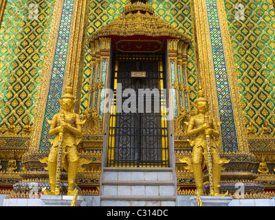 Protection des statues dans le Temple du Bouddha d'Émeraude, Bangkok, Thaïlande Banque D'Images