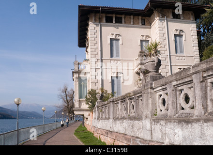 Style liberty villa résidentiel sur la rive du lac Ceresio(ou le lac de lugano) à Porto Ceresio - Italie Banque D'Images