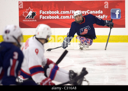 Première demi-finale du Défi mondial de hockey sur luge 2011 entre les États-Unis et la Norvège. Banque D'Images