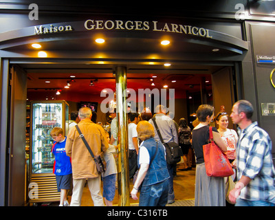 Paris, France, People Shopping, boutiques de chocolats gastronomiques françaises dans le quartier de Saint Germain des pres, façade « Georges Larnicol », chocolatier, boutique parisienne, chocolats de Paris Banque D'Images