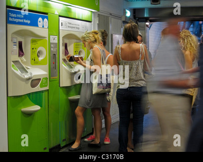 Paris, France, les adolescentes l'achat de billets dans le métro, distributeur automatique, Saint Germain des Pres, Ren-Nîmes Gare Banque D'Images