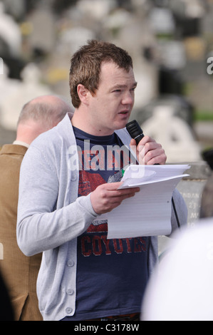 Belfast, Irlande du Nord. 24 avr 2011 - Brendan Casey, républicain Sinn Féin, lit son message de Pâques Banque D'Images