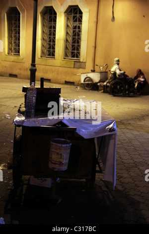 Un coin de rue dans le centre de Marrakech se dresse un décrochage des vendeurs Banque D'Images