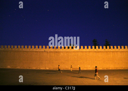 Les enfants jouent au football Place Moulay Hassan, à côté du port à Essaouira Banque D'Images