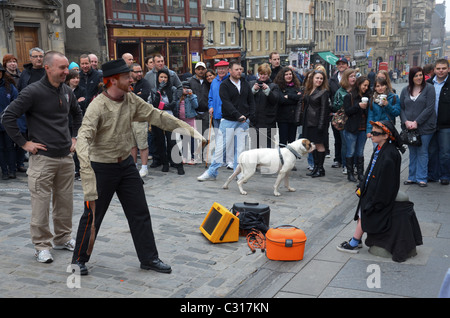 Un artiste de rue de divertir les touristes sur le Royal Mile, dans la vieille ville d'Édimbourg. Banque D'Images