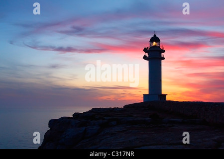 Le phare de Cap de Barbaria dans l'île de Formentera (Baléares, Espagne). Banque D'Images