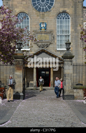 L'entrée de Canongate Kirk sur Edinburgh's Royal Mile. Banque D'Images