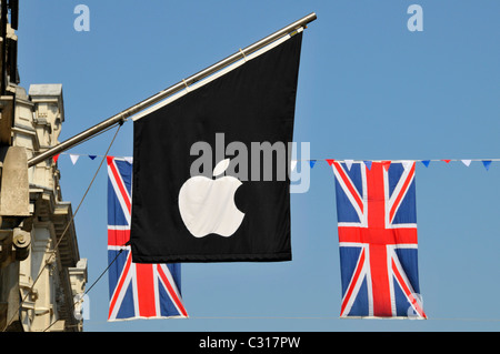 Logo Apple sur le drapeau accroché à partir de la rue Regent store avec l'union, au-delà de bunting Banque D'Images