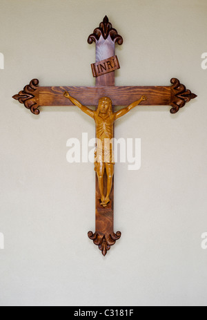 Grand crucifix pend sur le mur dans un centre de retraite à San Patricio, Nouveau Mexique. Banque D'Images