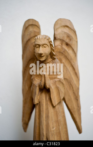 Un ange prie sculpté à la main lors de la retraite à San Patricio, Nouveau Mexique. Banque D'Images