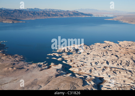 VUE AÉRIENNE.Lac Mead, en direction du nord vers le bras Overton.Plus grand réservoir d'Amérique du Nord.Arizona/Nevada, États-Unis. Banque D'Images