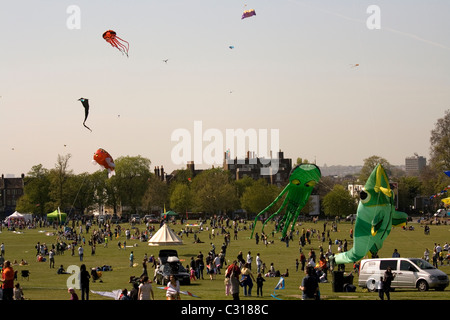 Cerfs-volants volant à Streatham Park, kite jour. Banque D'Images