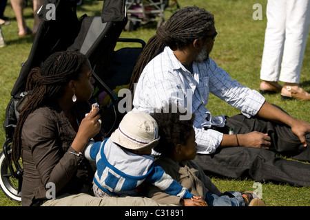 Une famille noire à Streatham Park, kite jour. Banque D'Images