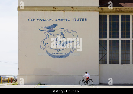 Ancien logo de la Pan Am Airways sur le côté du hanger - Alameda, Californie USA Banque D'Images