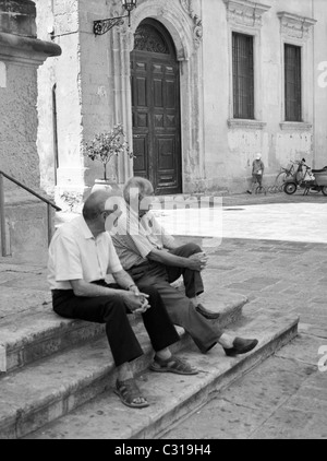 Gentleman cycliste , la vie de la rue au centre-ville de Lecce, Pouilles, Italie Banque D'Images