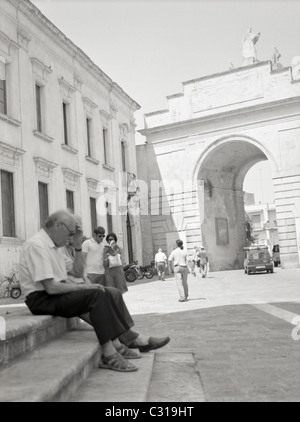 Gentleman cycliste , la vie de la rue au centre-ville de Lecce, Pouilles, Italie Banque D'Images