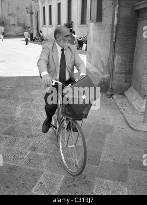 Gentleman cycliste , la vie de la rue au centre-ville de Lecce, Pouilles, Italie Banque D'Images