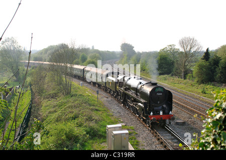 Locomotive à vapeur 'Britannia' tirant les cathédrales Express à Hatton, Warwickshire, UK Banque D'Images