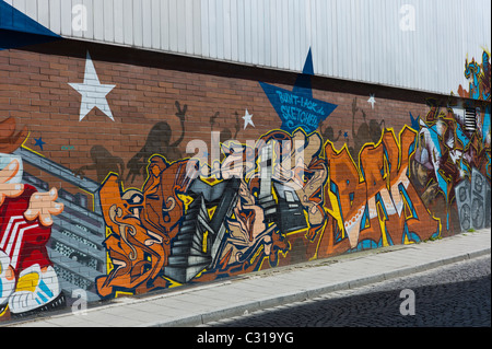 L'art de graffiti sur un mur de brique à Munich-Giesing montrant un tag colorés et différents éléments de la culture hip hop, Allemagne Banque D'Images