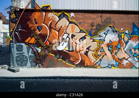 L'art de graffiti sur un mur de brique à Munich-Giesing montrant un tag colorés et différents éléments de la culture hip hop, Allemagne Banque D'Images