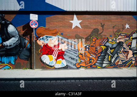 L'art de graffiti sur un mur de brique à Munich-Giesing montrant un tag colorés et différents éléments de la culture hip hop, Allemagne Banque D'Images