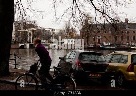 Randonnée à vélo dans les rues d'Amsterdam en face du Musée de l'Ermitage le long de la rivière Amstel Banque D'Images