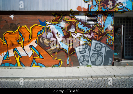 L'art de graffiti sur un mur de brique à Munich-Giesing montrant un tag colorés et différents éléments de la culture hip hop, Allemagne Banque D'Images