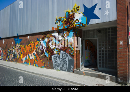 L'art de graffiti sur un mur de brique à Munich-Giesing montrant un tag colorés et différents éléments de la culture hip hop, Allemagne Banque D'Images