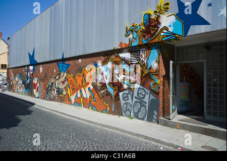 L'art de graffiti sur un mur de brique à Munich-Giesing montrant un tag colorés et différents éléments de la culture hip hop, Allemagne Banque D'Images