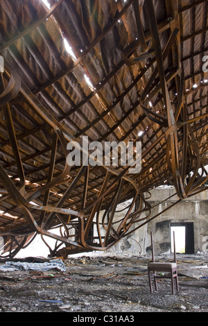 Bâtiment abandonné, tomber du toit en métal Banque D'Images