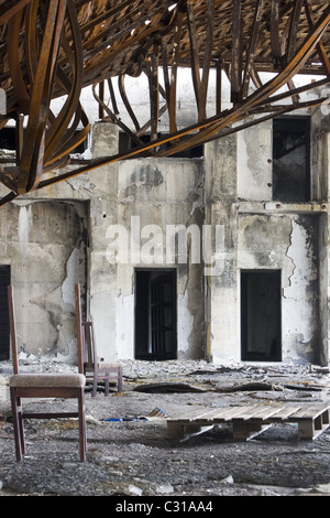 Bâtiment abandonné, tomber du toit en métal Banque D'Images