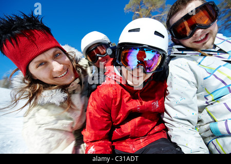 Portrait of happy company de gars et fille dans googles looking at camera Banque D'Images