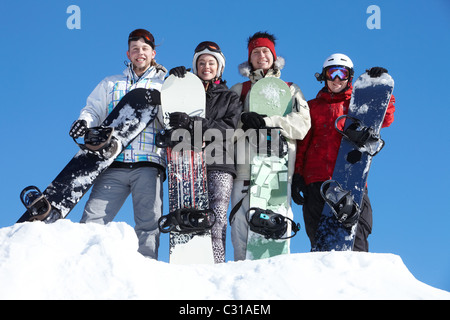 Portrait of happy company de gars et fille avec snowboards Banque D'Images