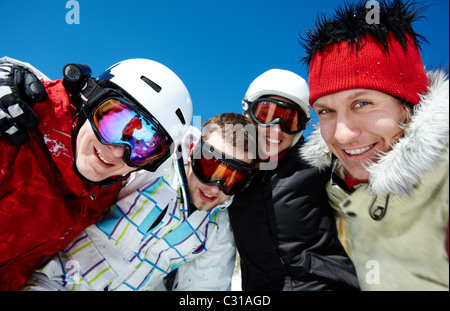 Portrait of happy company de gars et fille dans googles looking at camera Banque D'Images