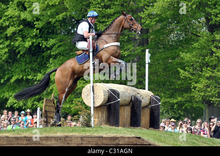 Niklas Lindback (SWE) équitation MISTER POOH clôture 11 sauts. Mitsubishi Badminton Horse Trials Banque D'Images