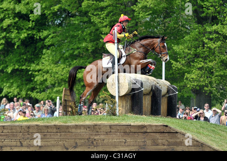 Sarah Stretton équitation LAZY ACRES SKIP ON SAUTE 11 clôture. Mitsubishi Badminton Horse Trials Banque D'Images