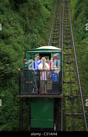 Le Lynton & Lynmouth Cliff Railway voiture arrivant à Lynmouth, Devon, England, UK Banque D'Images