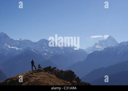 Le Garhwal Himalaya, Inde : le jet-stream fouets nuage par le sommet de Nanda Devi, vu depuis le point de vue de dessus Gorson. Banque D'Images