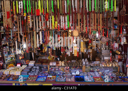 Le Garhwal Himalaya, Inde : Une boutique vend des rubans et des offres en plastique pour les pèlerins dans la ville sainte de Badrinath. Banque D'Images