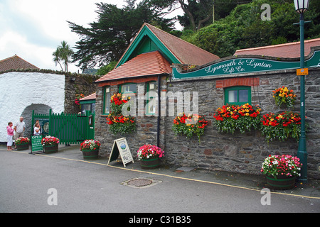 Le Lynton & Lynmouth Cliff Railway station à Lynmouth, Devon, England, UK Banque D'Images