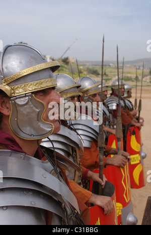 Jerash, le nord de la Jordanie : légionnaires de l'armée romaine et Char Expérience toujours en formation. Banque D'Images