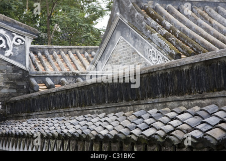 Une vue aérienne sur les toits de tuiles chinoises dans un ancien village chinois Banque D'Images